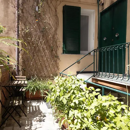 C44 Historic Stairway Authentic Charming With Aircon In Historic Building Up To 6ppl Newly Renovated *